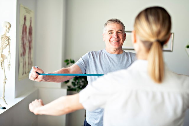 homme en train de réaliser des exercices spécifiques lors d'une séance de physiothérapie