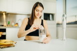 Illustrative image of the article Should I drink a protein shake before or after a workout?