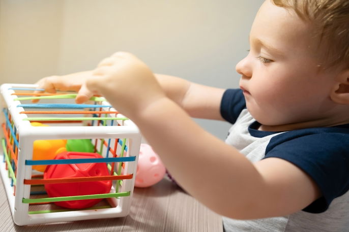 Niño de 1 año jugando solo