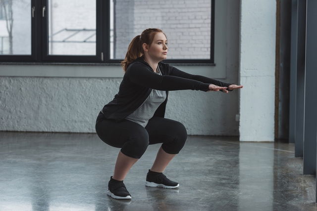 femme en train de pratiquer des squats