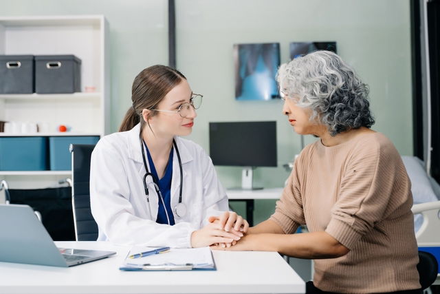 Médica demonstrando empatia com a paciente na consulta