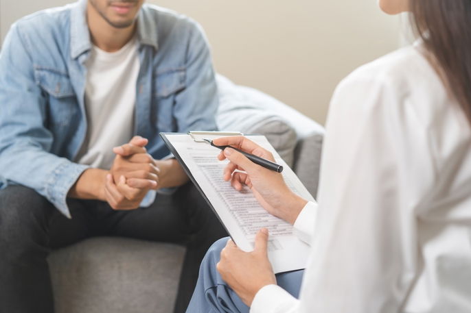 Hombre en consulta por pensamientos intrusivos