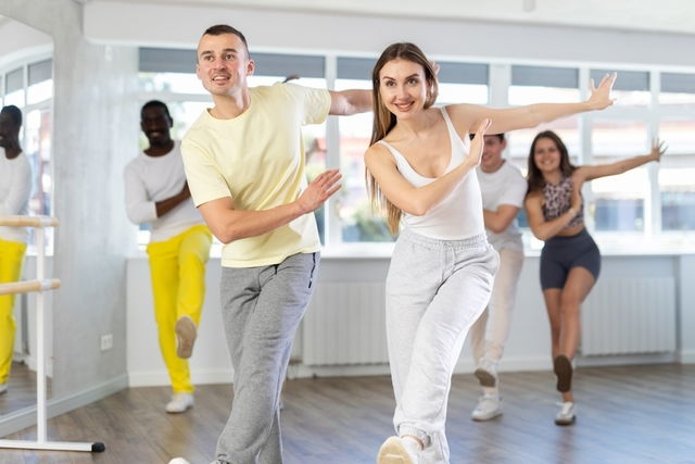 Personas bailando en una academia