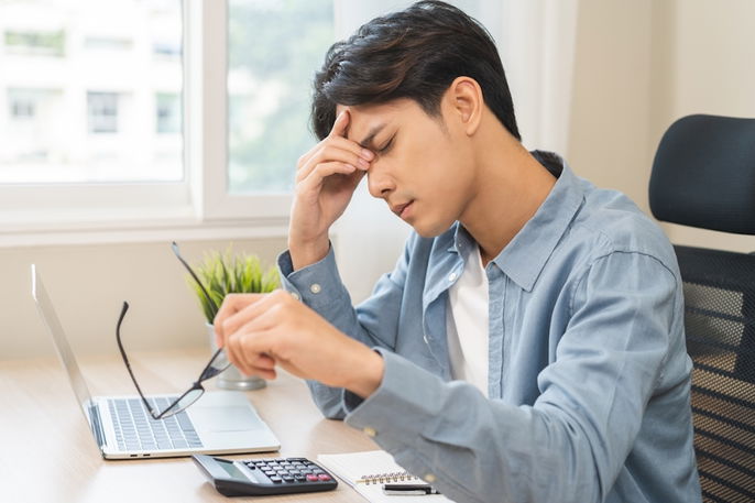 Señor con dolor de cabeza en la frente