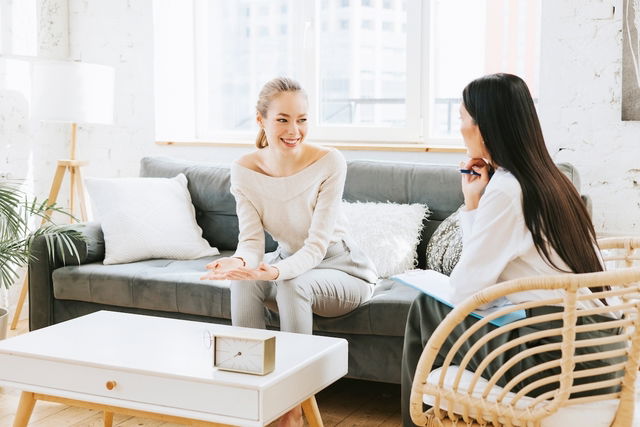 femme atteinte de TDAH en consultation de psychothérapie