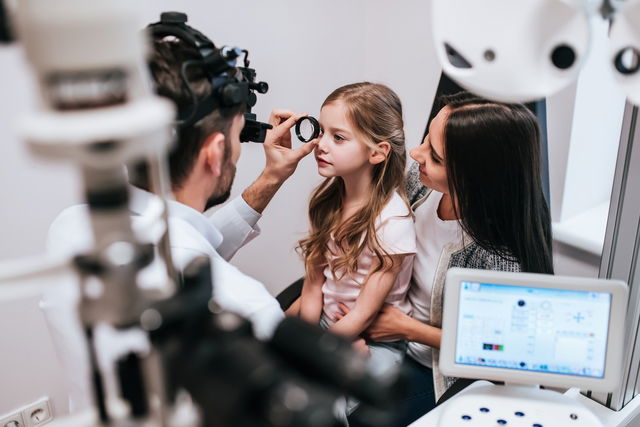 enfant en train de réaliser un examen ophtalmologique chez un ophtalmologue