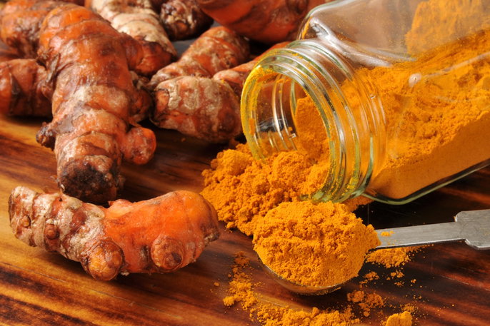 Raíz de cúrcuma y cúrcuma en polvo