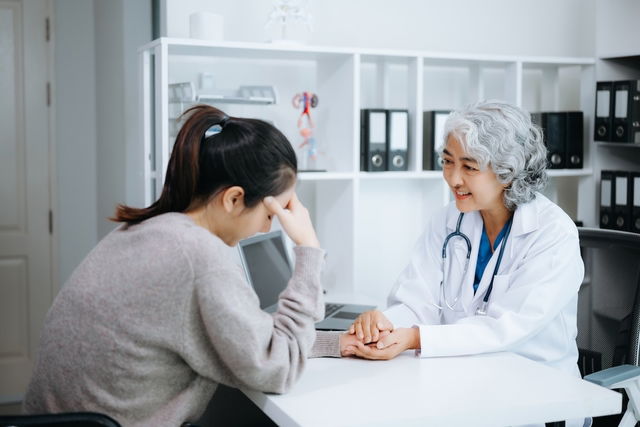 Médica conversando de forma empática com a paciente durante a consulta