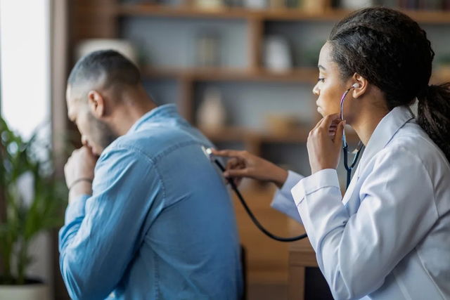 Médico auscultando a un paciente