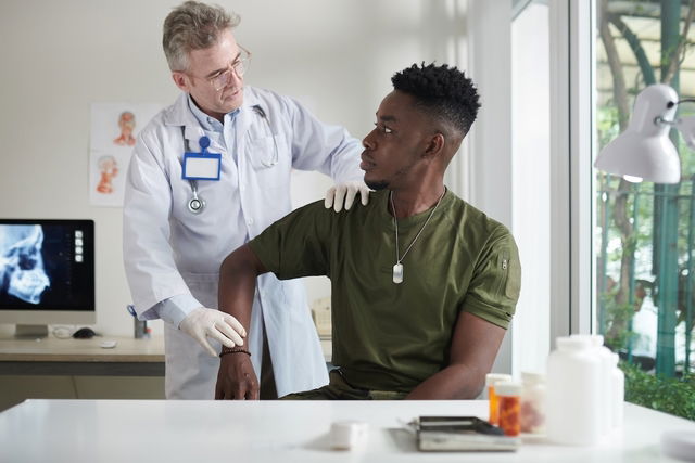 Reumatologista examinando ombro de paciente