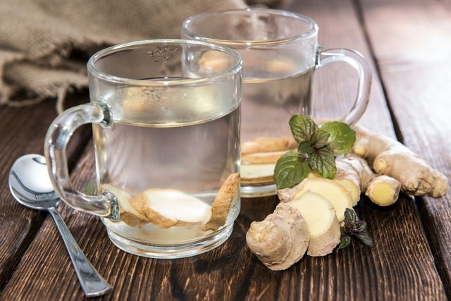 Copo de água com rodelas de gengibre em infusão