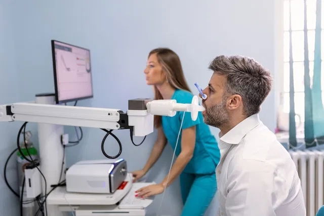 Hombre realizando una prueba de espirometría