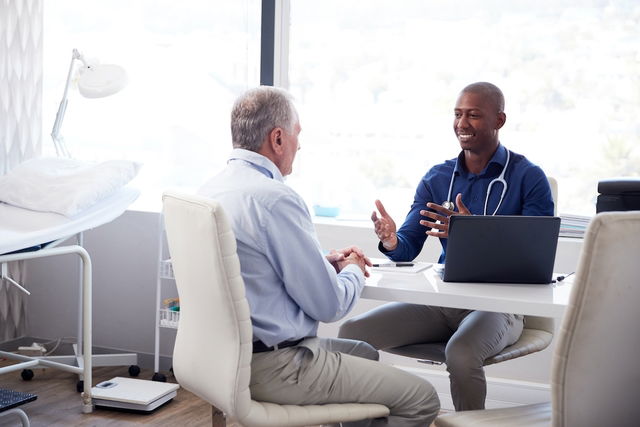 Médico hablando con un paciente