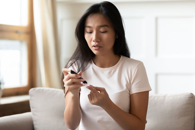 femme en train de mesurer sa glycémie