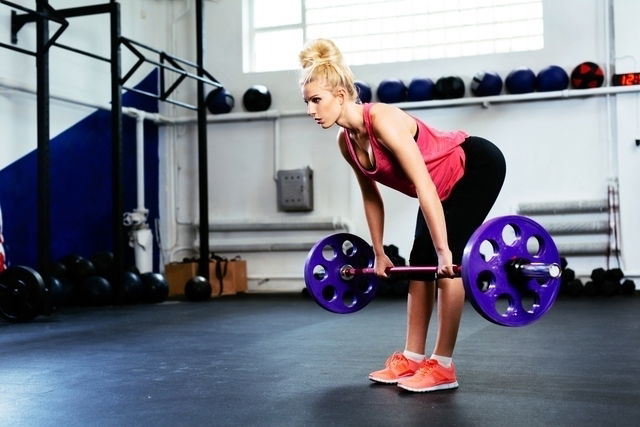 Mulher realizando o exercício stiff