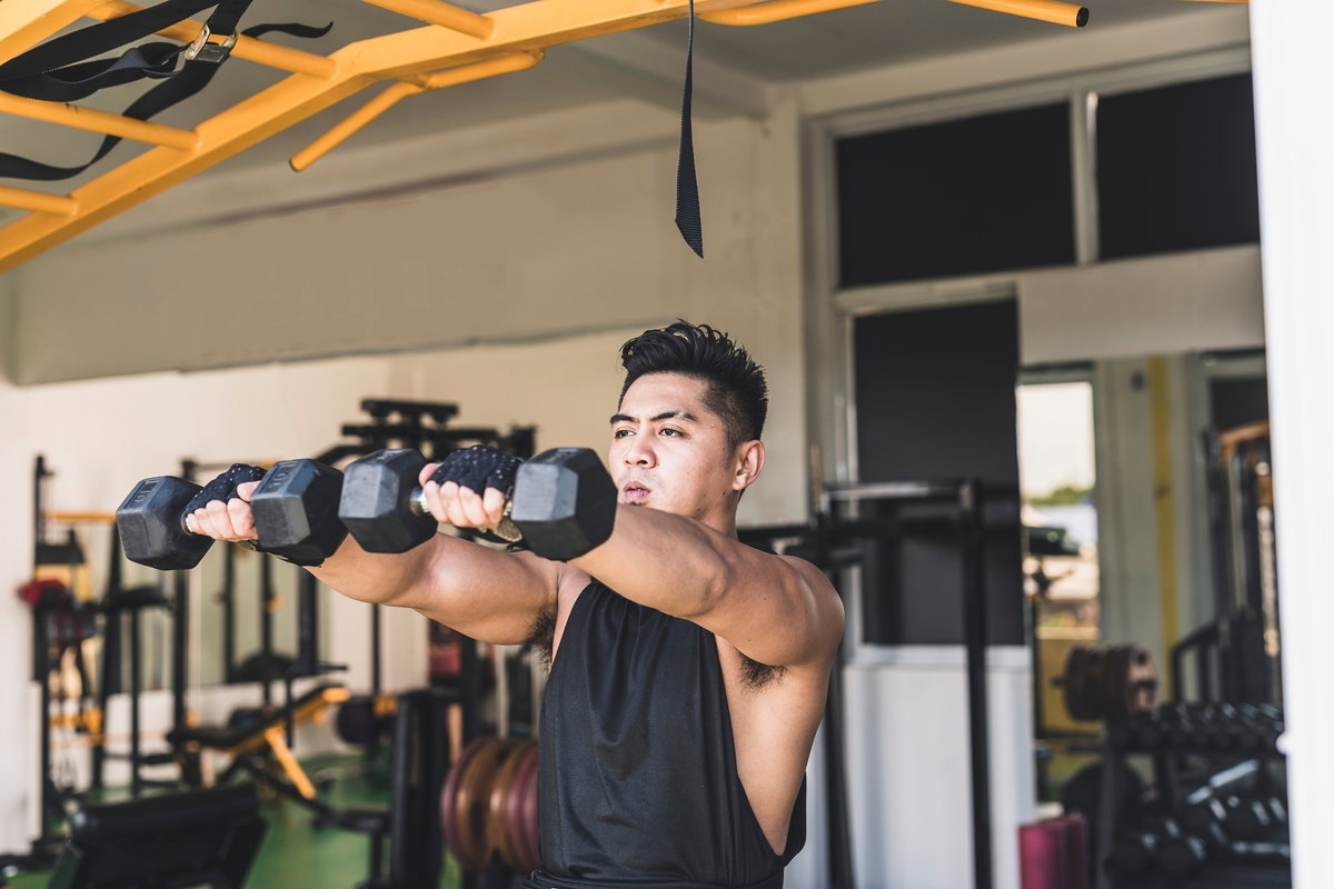 Treino de Superiores: 12 Exercícios para Fazer em Casa e na Academia