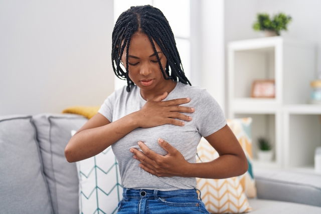 femme en train de réaliser une auto-palpation des seins