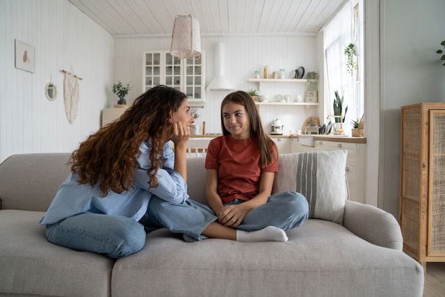 Mãe conversando com filha adolescente sobre buillyng