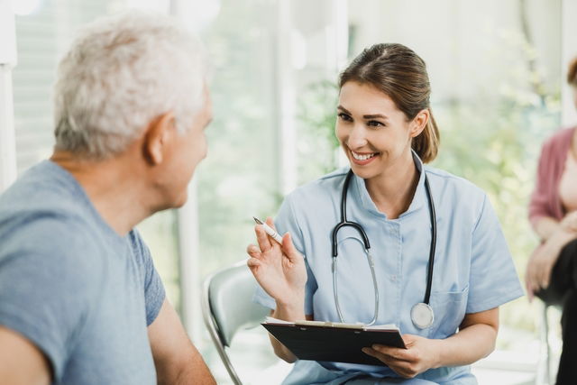 Médica aconselhando um paciente na consulta