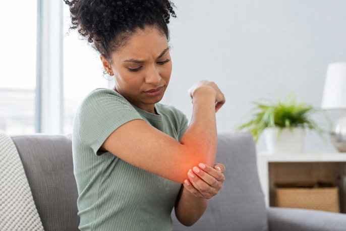Woman with medial epicondylitis pain | AI-generated image