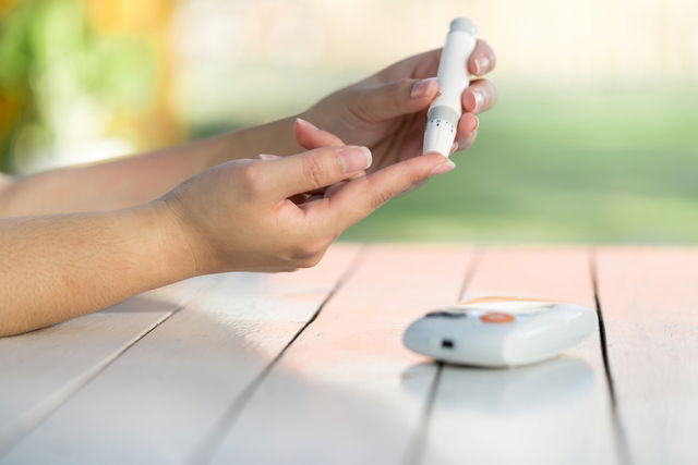 Paciente usando o glicosímetro para monitorar os níveis de açucar no sangue