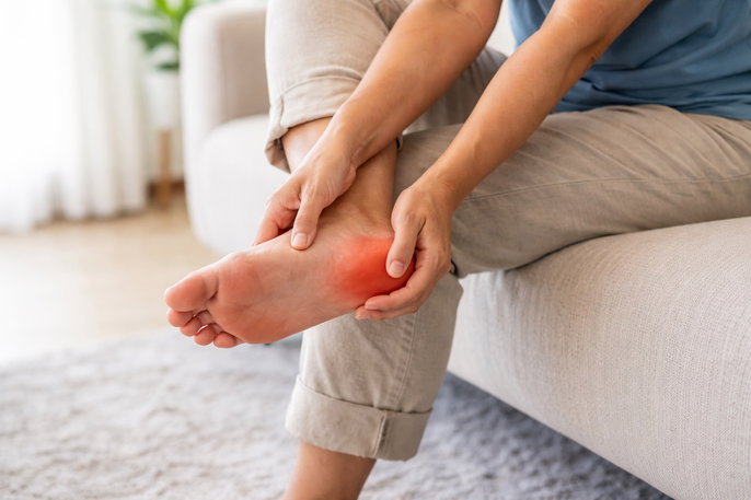 Woman with heel pain | AI-generated image