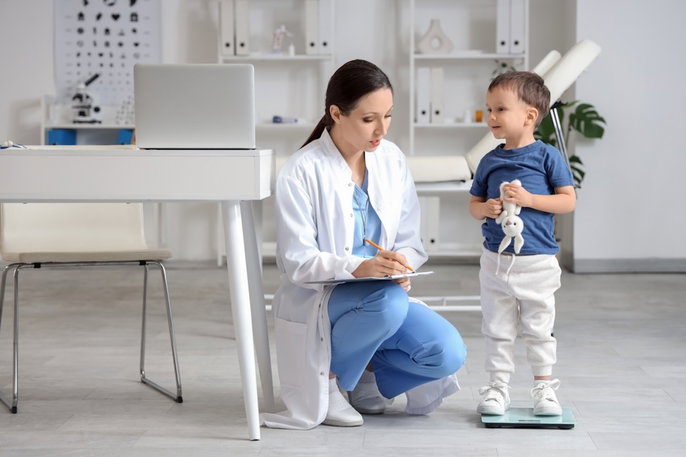 niño en consulta con médico pediatra
