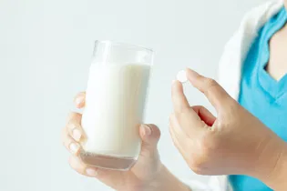 Imagem ilustrativa do artigo 6 remédios para intolerância à lactose (e como tomar)