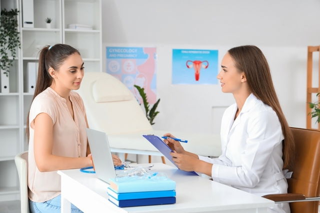 Mujer joven en una consulta con su ginecóloga