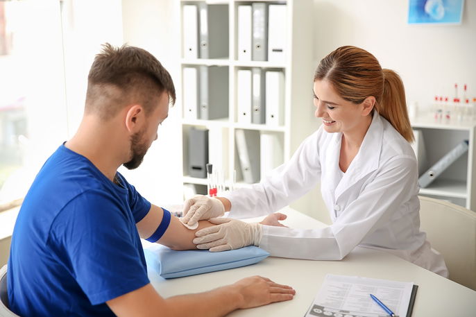 Homem fazendo exame de sangue no laboratório