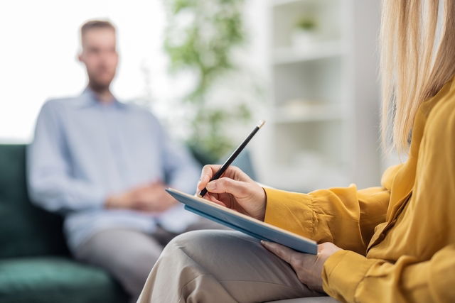 Duas pessoas sentadas em um consultório médico