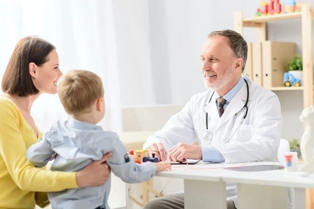 Madre con su bebé en un consultorio haciendo una consulta con el pediatra