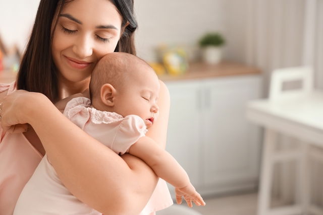 Mãe com bebê no colo