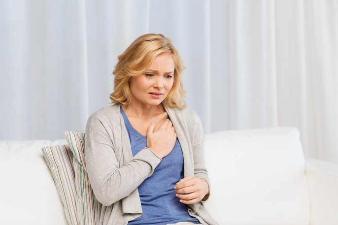 Mujer con síntomas de infarto