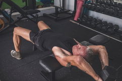 Imagem ilustrativa do artigo Pullover: para que serve e como fazer (com halter, na polia, na máquina)