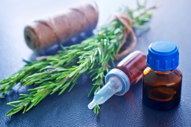 Illustrative image of the article Rosemary Oil: How to Make, 8 Health Benefits & Side Effects