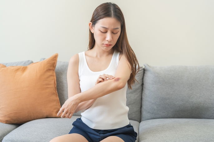 Mujer con golpe en el brazo