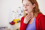 Illustrative image of the article Why does my throat hurt when I swallow?