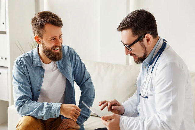 Médico llenando la historia clínica de un paciente 