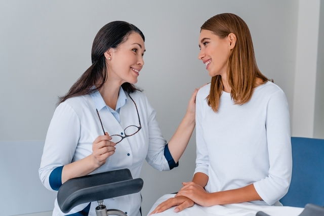 Ginecologista orientando a paciente na consulta médica