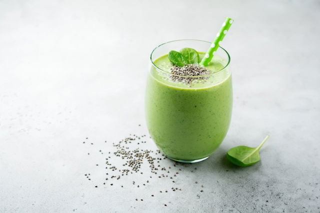 Jugo verde diurético a base de repollo, pepino, manzanas verdes y perejil