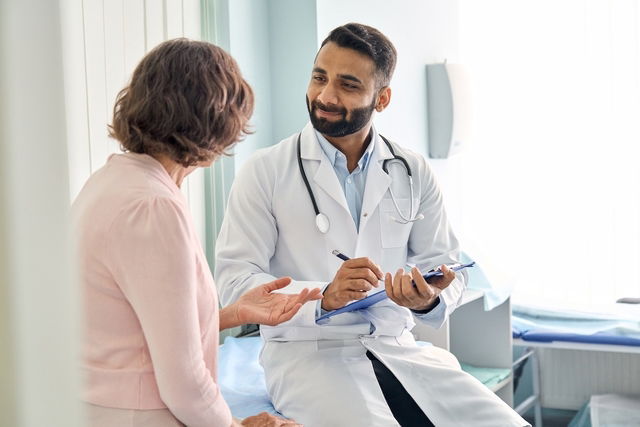 Médico conversando con un paciente