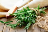 Image illustrative de l'article Tisane de romarin: 10 bienfaits (et comment préparer)